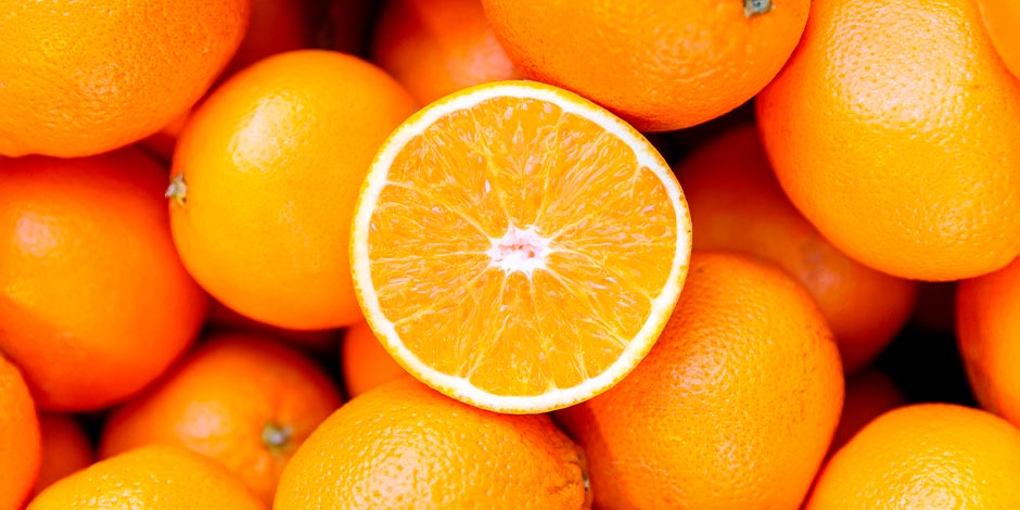 Los perros pueden comer naranja - Frutas Descubre si los perros pueden comer naranja. Frutas enteras juntas con una rodaja en el centro.
