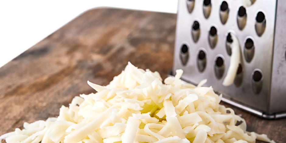Los perros pueden comer queso - Rallado ¿Los perros pueden comer queso rallado como el de la imagen? Depende de muchos aspectos. Aprende más acá.