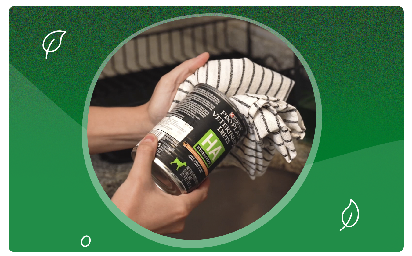 Imagen de instrucciones de Purina® para reciclar empaques: limpia, dóblalos y llévalos al contenedor.