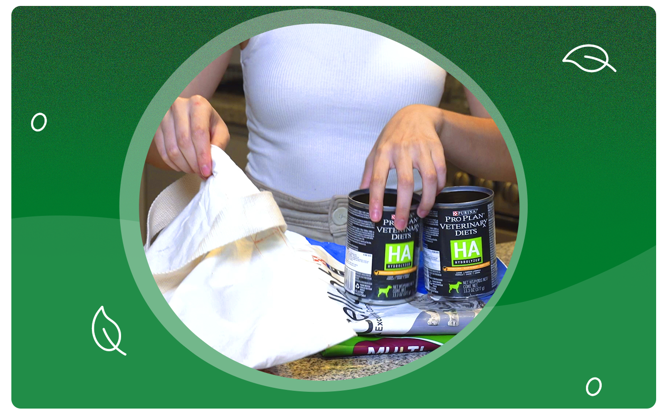 Imagen de instrucciones de Purina® para reciclar empaques: limpia, dóblalos y llévalos al contenedor.