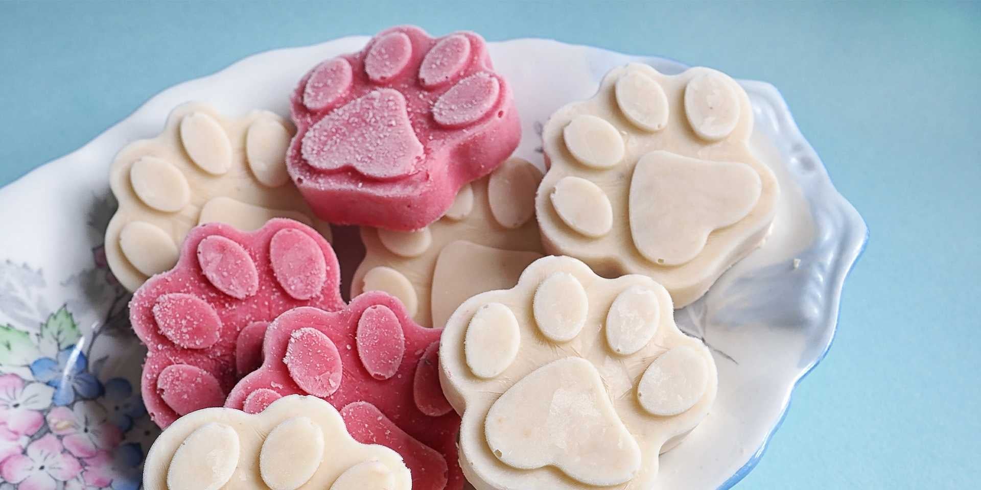 Los perros pueden comer helado, como este en forma de huellitas.