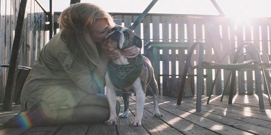 ¿Los perros van al cielo? Averígualo con PURINA®. Tutora dando amor a su mascota. 