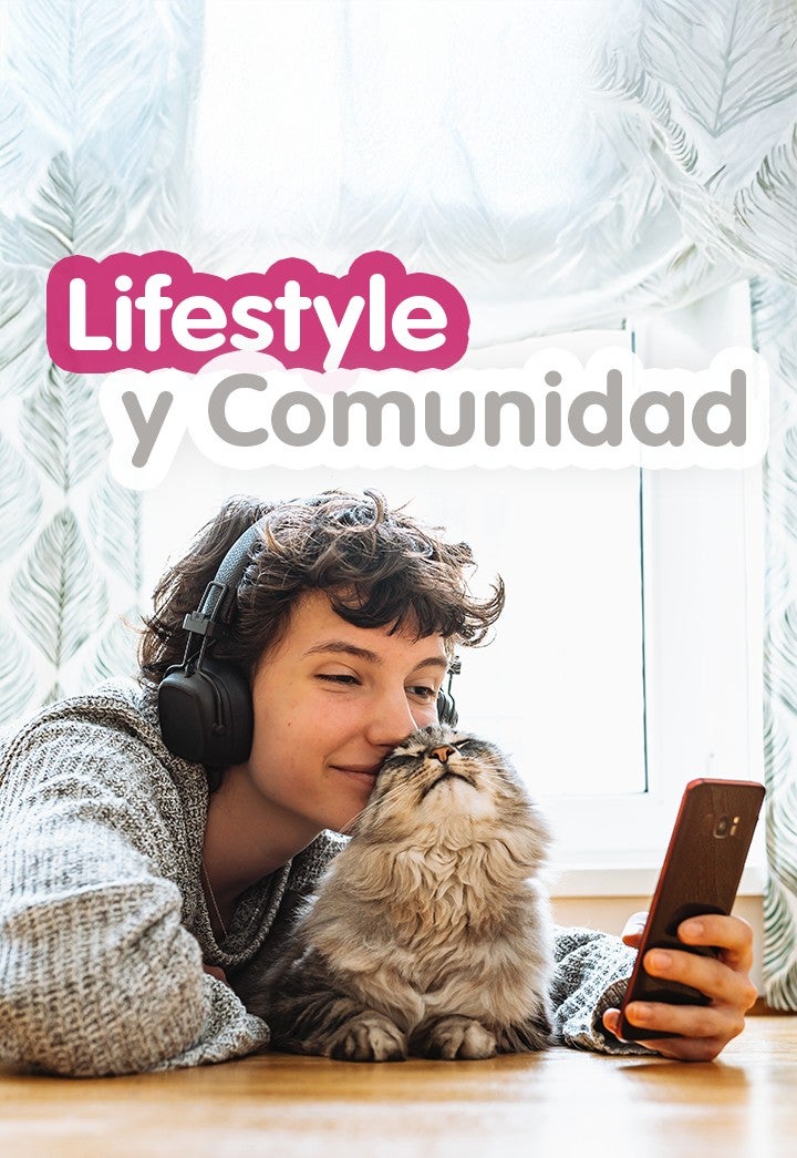 Mujer con audífonos junto a su gato con el texto Lifestyle y Comunidad