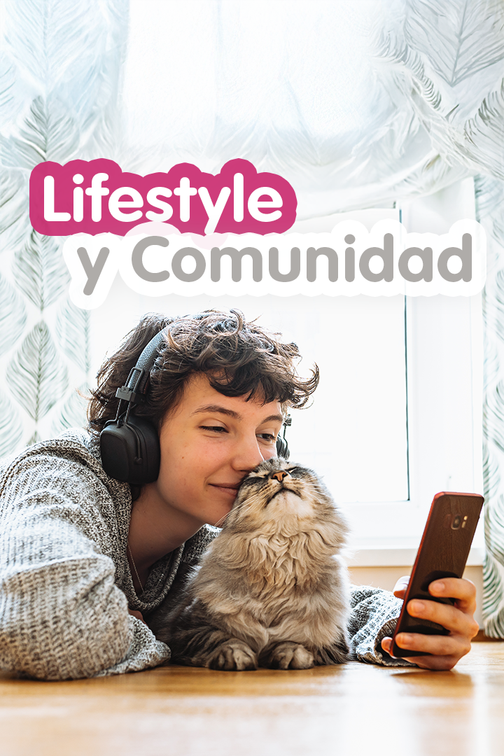 Mujer con audífonos abrazando a su gato mientras usa el celular.