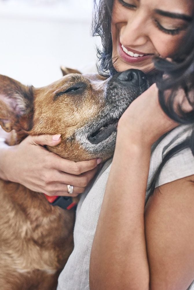 Mujer abraza a su perro adoptado