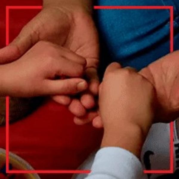 Manos de Marco y de su terapeuta durante una sesión