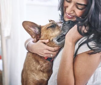 Mujer abraza a su perro adoptado