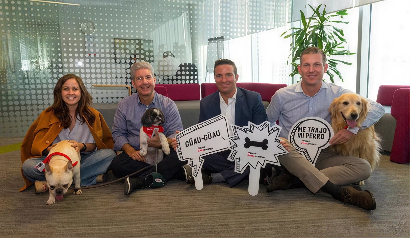 Equipo de trabajo sentado con sus perros en una oficina