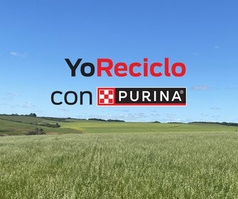 Campo verde bajo un cielo azul con el logo de Yo Reciclo con Purina®